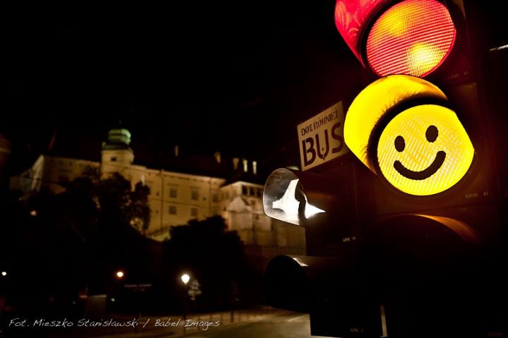 Interwencja miejska – nalepka uśmiechu na pomarańczowym świetle sygnalizacji w Krakowie