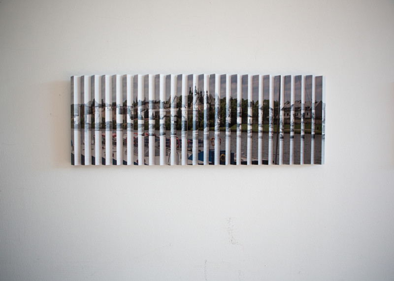 Obiekt fotograficzny „Klatki czasów; Wisła w Krakowie” – zestawienie archiwalnej i współczesnej fotografii przestrzeni nad Wisłą w Krakowie. Widok na ujście Rudawy do Wisły i klasztor Norbertanek.