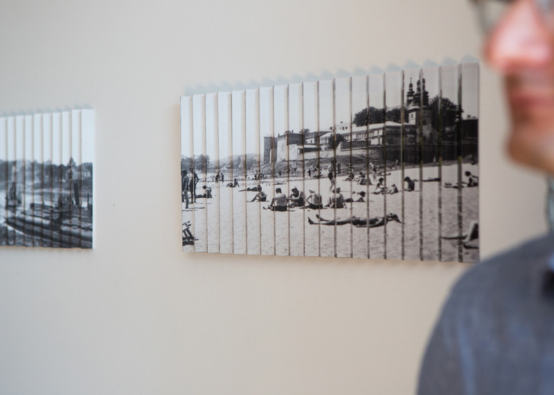 Obiekt fotograficzny „Klatki czasów; Wisła w Krakowie” – zestawienie archiwalnej i współczesnej fotografii przestrzeni nad Wisłą w Krakowie. Plaża przy ujściu Rudawy i Klasztorze Norbertanek.