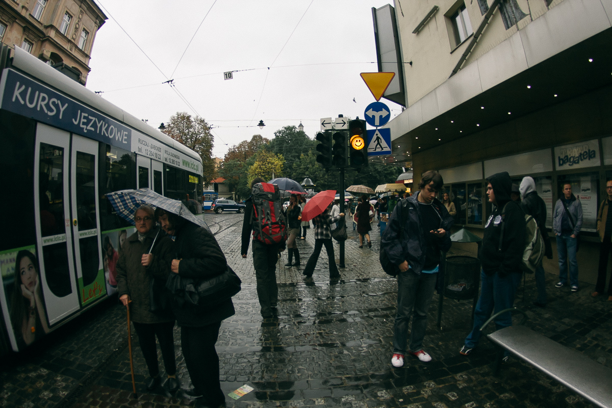 Interwencja miejska – nalepka uśmiechu na pomarańczowym świetle sygnalizacji w Krakowie. Teatr Bagatela