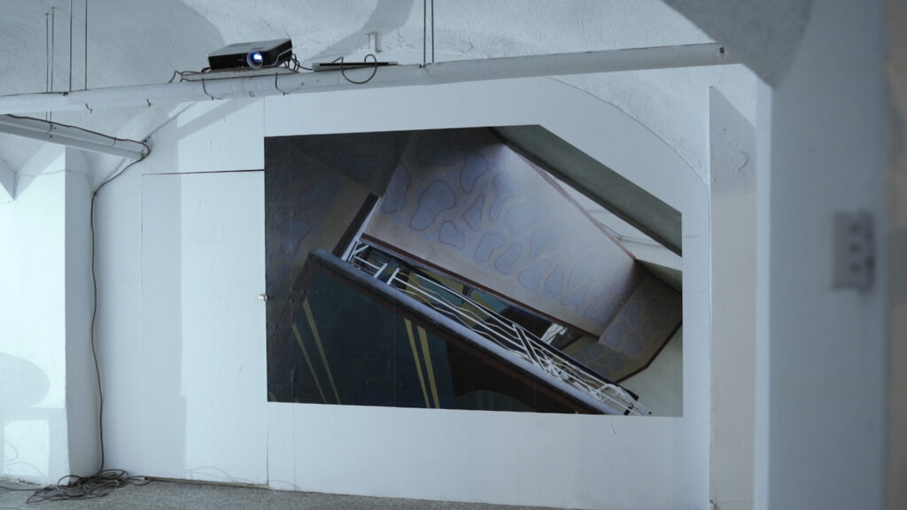 Fotografia Bartosza Koczenasz przedstawiająca malarską realizację site-specific.