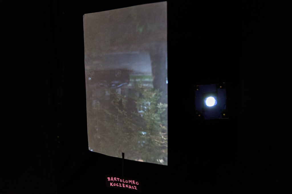 Wnętrze Willi Generała na Salwatorze przekształcone w komorę projekcyjną camera obscura, światło wpadające przez niewielki otwór.