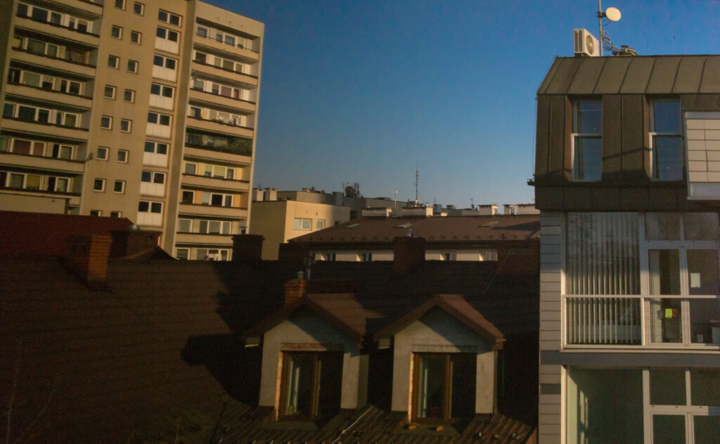 Dachy i współczesne elewacje budynków przeniesione do wnętrza Składu Solnego metodą camera obscura