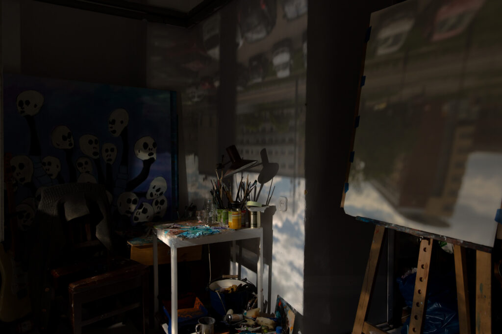 Wnętrze dawnego Składu Solnego w Krakowie z projekcją camera obscura przedstawiającą ulicę na ścianie i płótnie