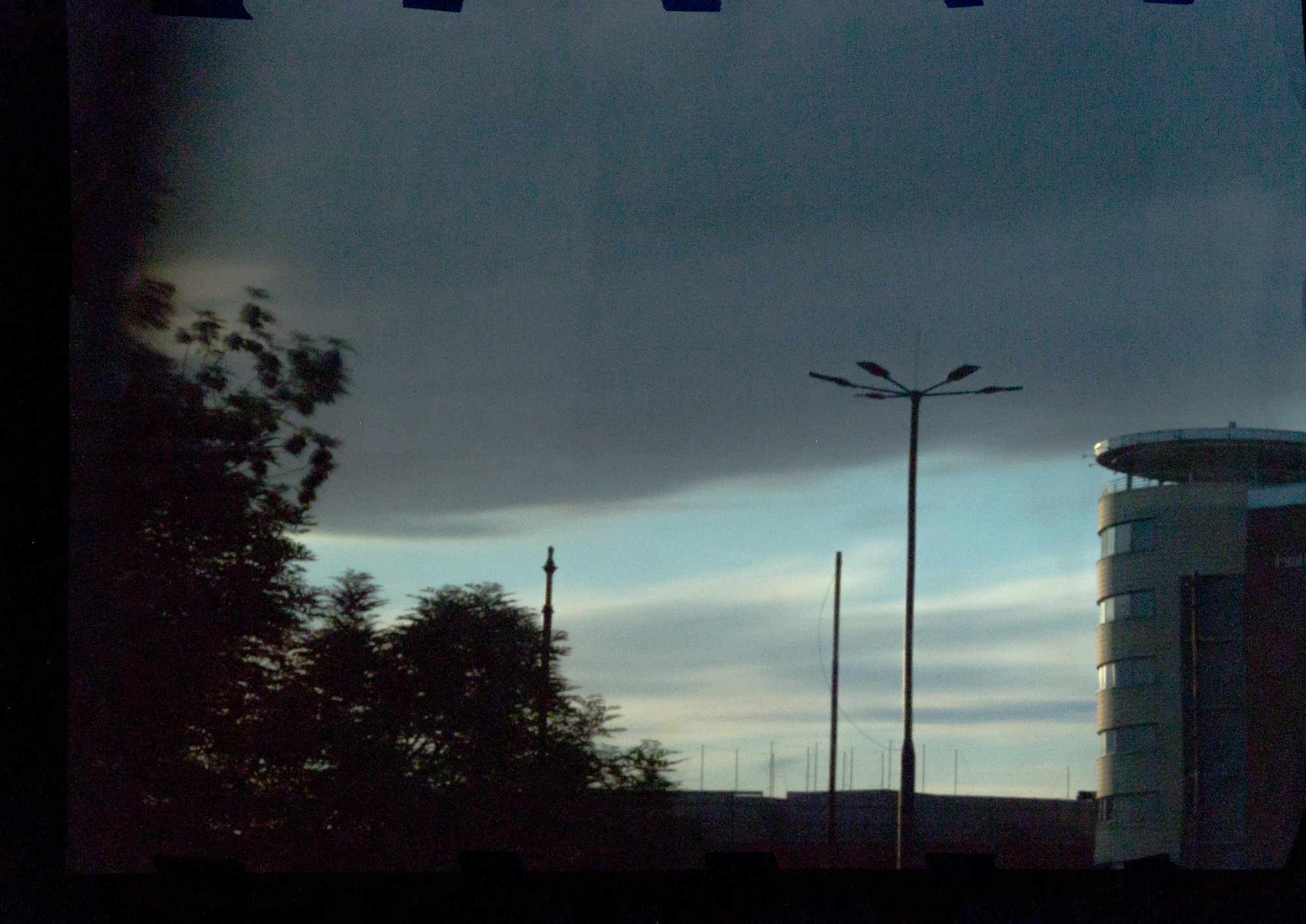 Dach i współczesna elewacja budynku na starym Podgórzu przeniesione do wnętrza Składu Solnego metodą camera obscura