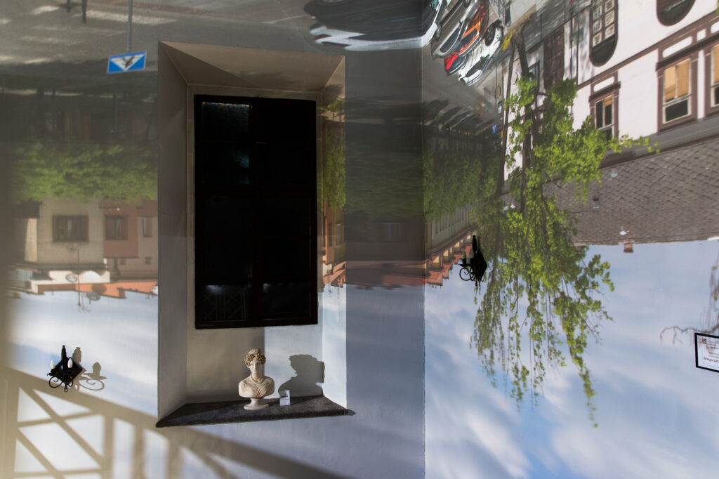 Instalacja camera obscura w Galerii Vauxhall – projekcja ulicy i architektury na ścianach historycznego wnętrza.