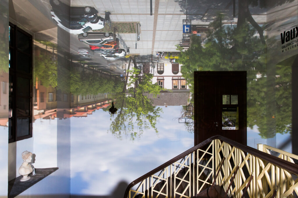 Instalacja camera obscura zrealizowana na klatce schodowej Pałacu Vauxhall w Krzeszowicach. Projekcja odwróconego obrazu Rynku przeniesiona do historycznego wnętrza galerii.