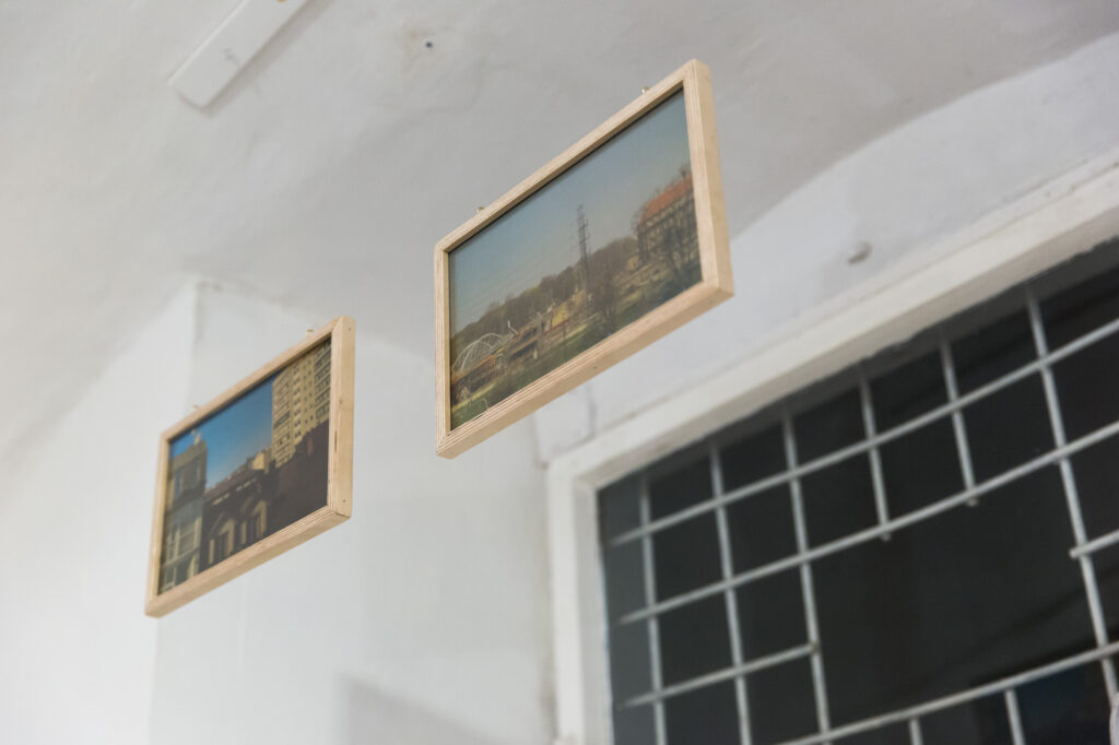 Reprodukcje obrazów z camery obscury w Składzie Solnym prezentowane w oknie CSW Wiewiórka w dawnym Składzie Solnym.