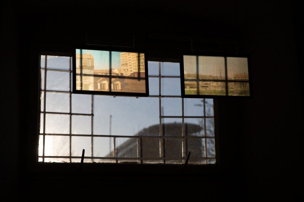 Reprodukcje obrazów z camery obscury w Składzie Solnym prezentowane w oknie CSW Wiewiórka w dawnym Składzie Solnym.