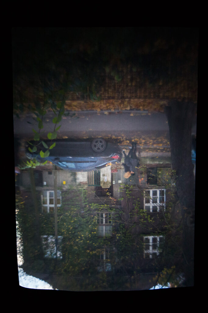 Żywa projekcja krajobrazu Salwatora w zaciemnionym wnętrzu Willi Generała – realizacja camera obscura site-specific.