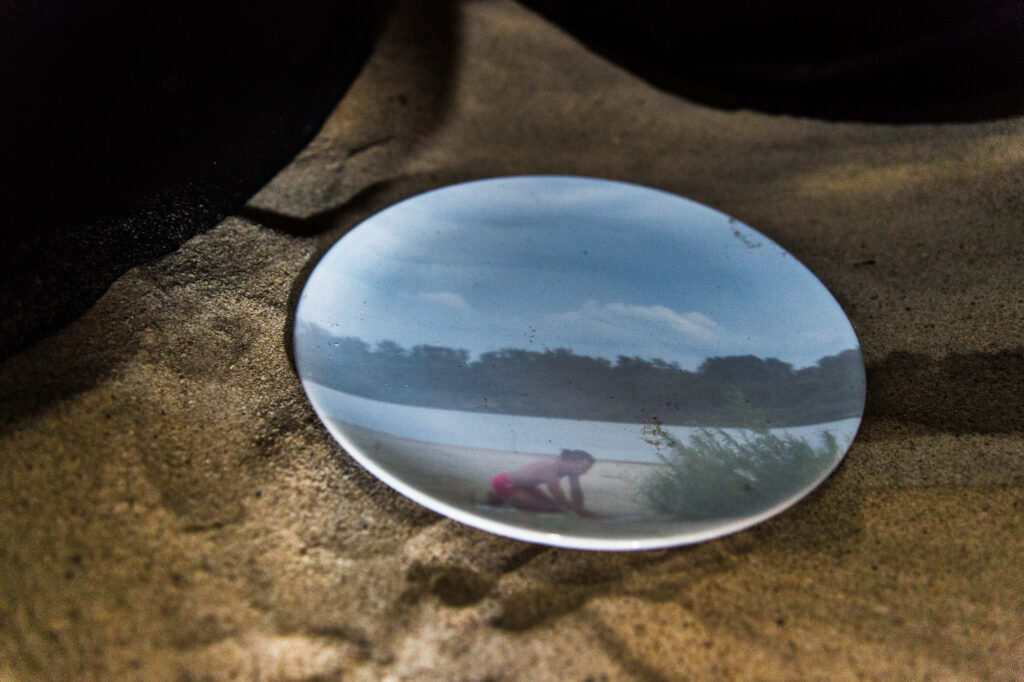 Wnętrze namiotu przekształconego w komorę projekcyjną z obrazem Wisły w czasie rzeczywistym