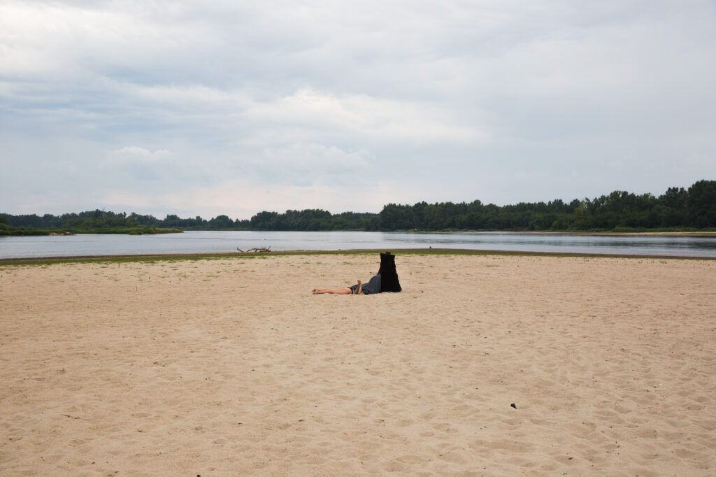 Camera obscura ustawiona na piaszczystej wyspie na Wiśle podczas wystawy plenerowej CSW Wiewiórka