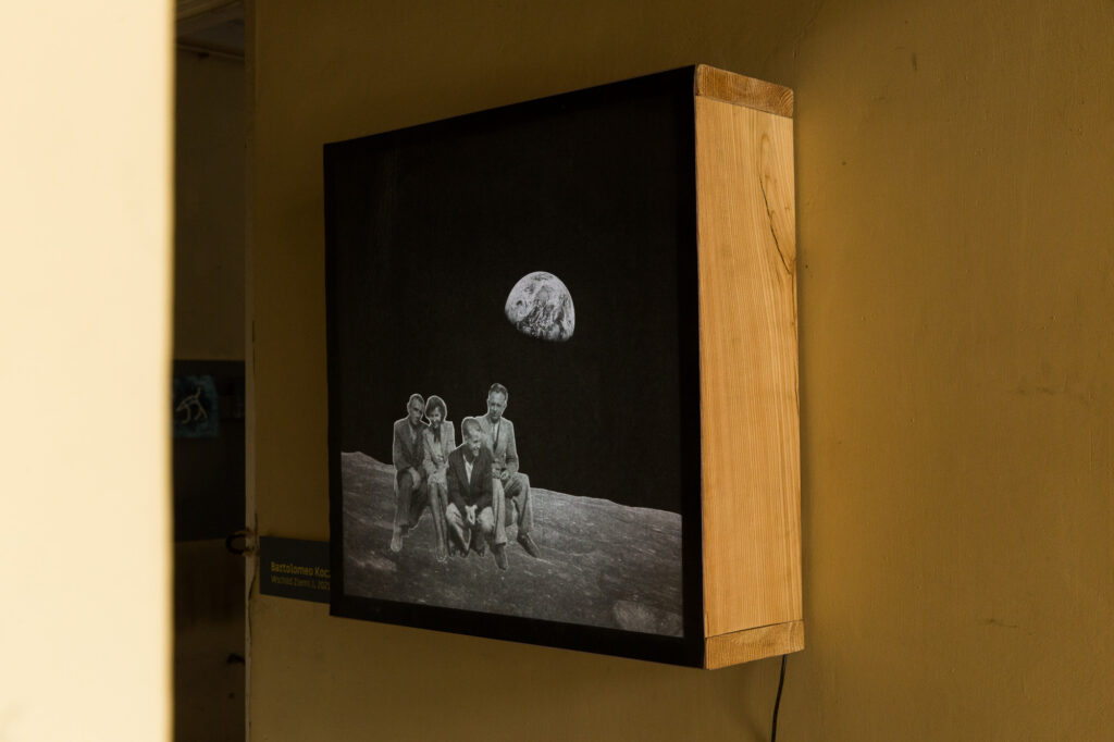 Instalacja typu lightbox z kolażem archiwalnym przedstawiającym postaci pod księżycem, prezentowana we wnętrzu Drożdżowni.