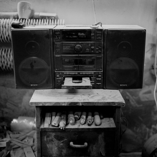 Wnętrze stolarni, pył i soundsystem w stolarni Drewniano