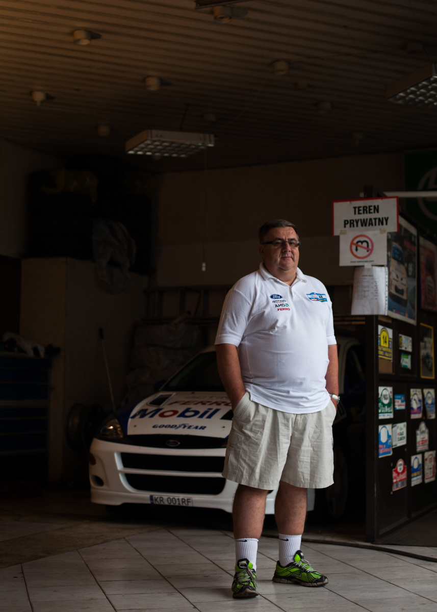 Portret Marka Handwerkera w pracowni w Krakowie, z serii dokumentującej żydowską społeczność miasta.