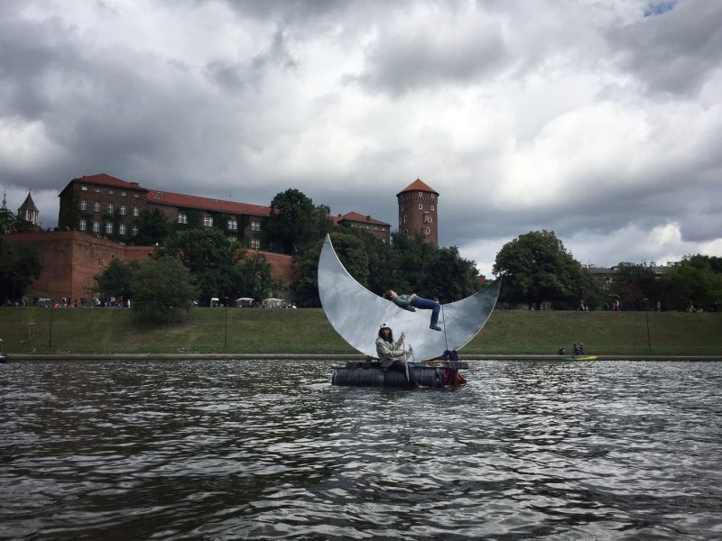Pływający Księżyc, pływająca rzeźba podczas 7. Wodnej Masy Krytycznej w Krakowie, w tle Wawel