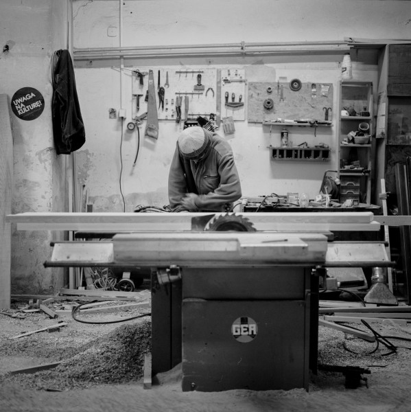 Rzemieślnik przy pracy w stolarni Drewniano w Krakowie