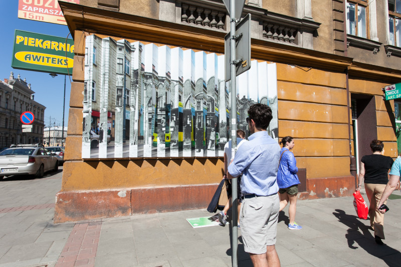 Przestrzenna instalacja fotograficzna „Trzy Perspektywy; Krakowskie Getto” na elewacji kamienicy w Podgórzu