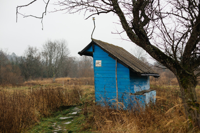 „Teleporter”, niebieski wychodek z improwizowanymi elementami wyposażenia