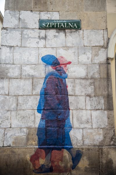 Poza przeszłością i teraźniejszością, kolaż fotograficzny na elewacji kamienicy przy ulicy Szpitalnej w Krakowie