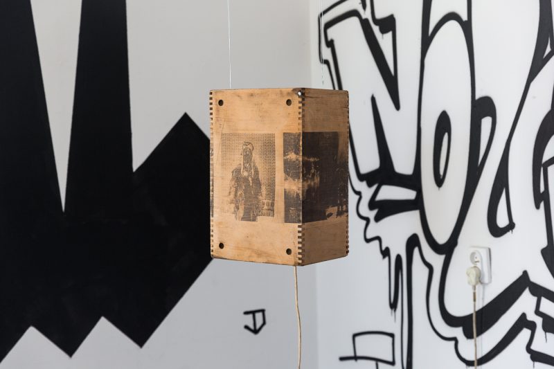 Dom w szczególe, instalacja artystyczna odnosząca się do historii i materialnych śladów domu w Kraków Art House