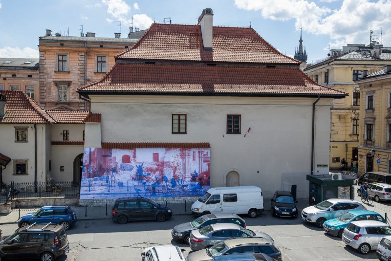 Poza przeszłością i teraźniejszością, kolaż fotograficzny na elewacji kamienicy przy ulicy Szpitalnej w Krakowie