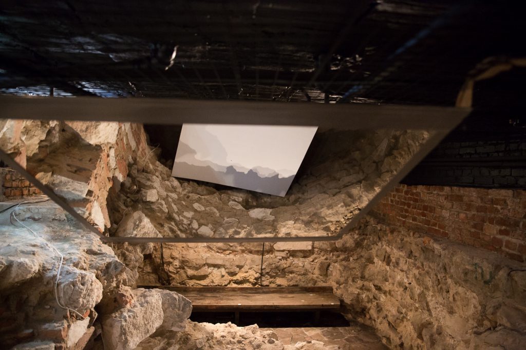 Instalacja optyczna wykorzystująca lustra i camerę obscurę, Galeria Baszta, Kraków, 2019.