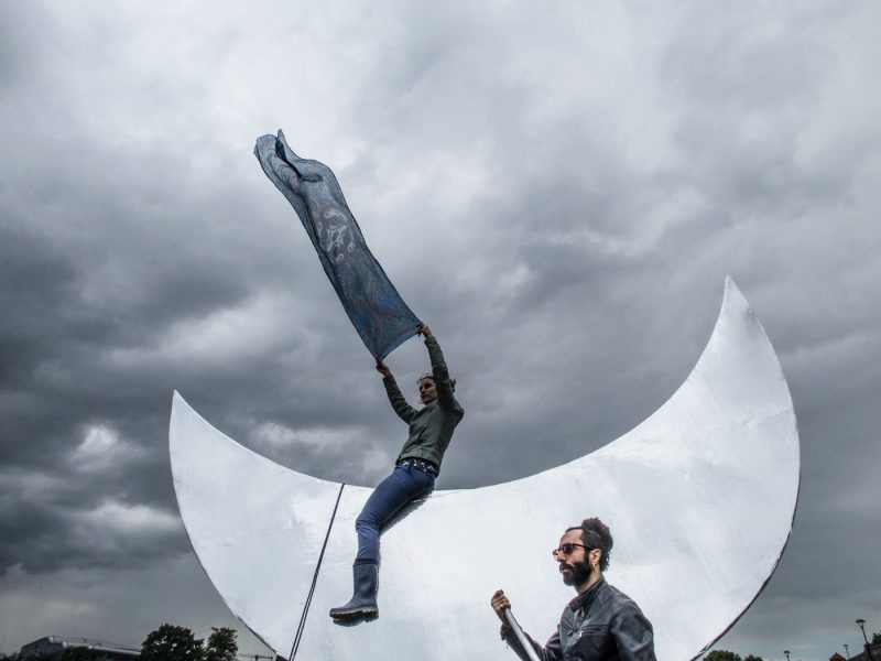 Pływający Księżyc, pływająca rzeźba zaprezentowana podczas 7. Wodnej Masy Krytycznej