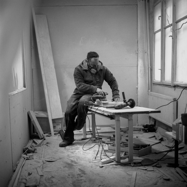 Rzemieślnik przy pracy w stolarni Drewniano w Krakowie