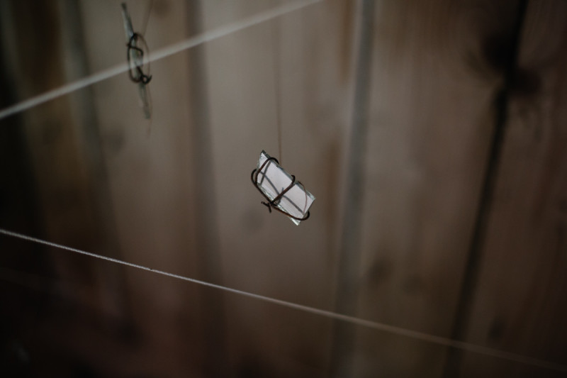 Wnętrze site-specific „Teleporter” z lustrem i improwizowanymi elementami wyposażenia