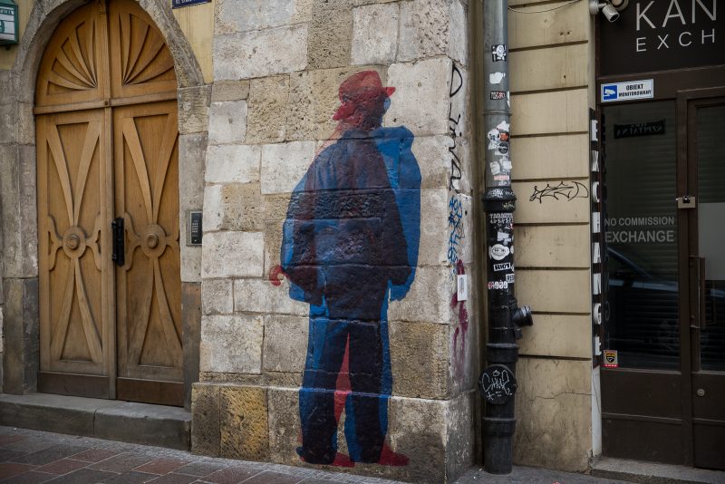 Poza przeszłością i teraźniejszością, kolaż fotograficzny na elewacji kamienicy przy ulicy Szpitalnej w Krakowie