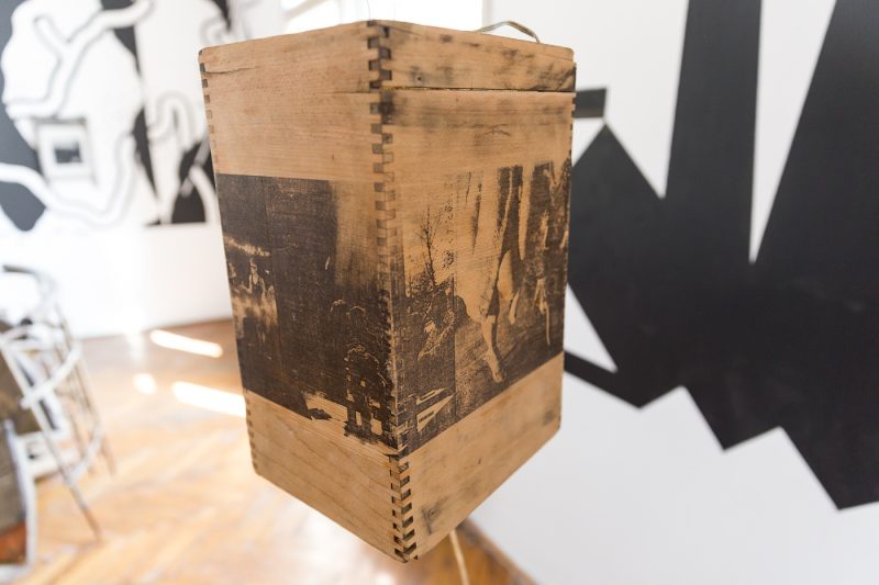 Dom w szczególe, instalacja artystyczna odnosząca się do historii i materialnych śladów domu w Kraków Art House