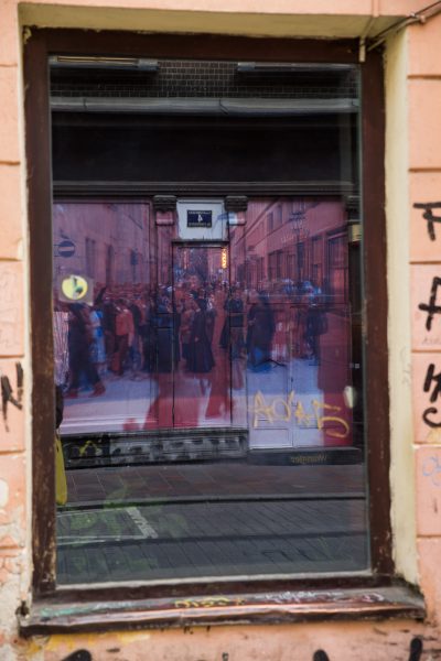 Poza przeszłością i teraźniejszością, kolaż fotograficzny na elewacji kamienicy przy ulicy Szpitalnej w Krakowie