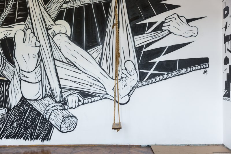 Dom w szczególe, instalacja artystyczna odnosząca się do historii i materialnych śladów domu w Kraków Art House