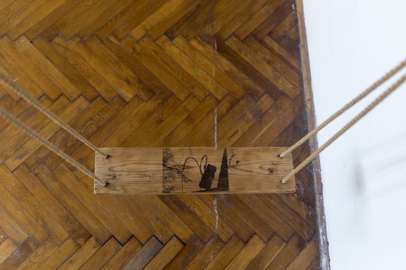 Dom w szczególe, instalacja artystyczna odnosząca się do historii i materialnych śladów domu w Kraków Art House