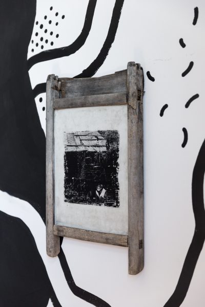 Dom w szczególe, instalacja artystyczna odnosząca się do historii i materialnych śladów domu w Kraków Art House