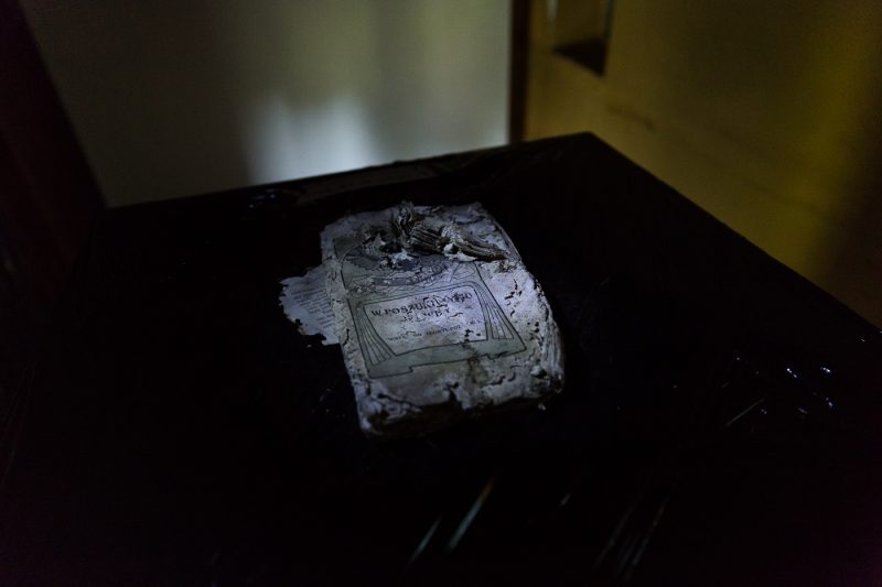 Dom w szczególe, instalacja artystyczna odnosząca się do historii i materialnych śladów domu w Kraków Art House