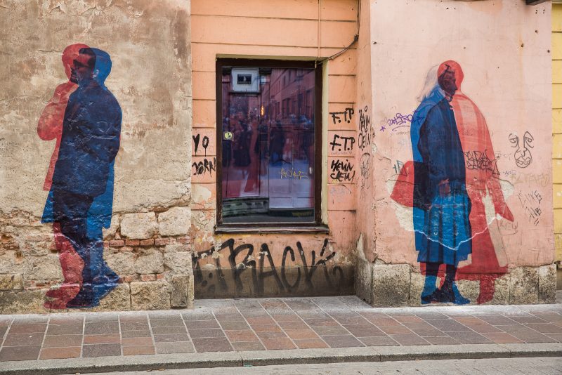 Poza przeszłością i teraźniejszością, kolaż fotograficzny na elewacji kamienicy przy ulicy Szpitalnej w Krakowie