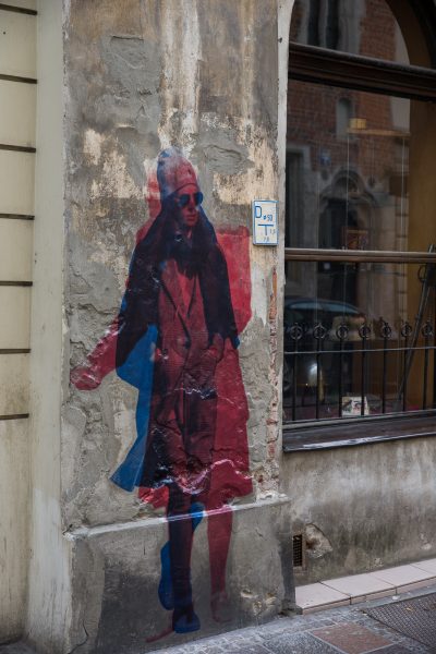 Poza przeszłością i teraźniejszością, kolaż fotograficzny na elewacji kamienicy przy ulicy Szpitalnej w Krakowie