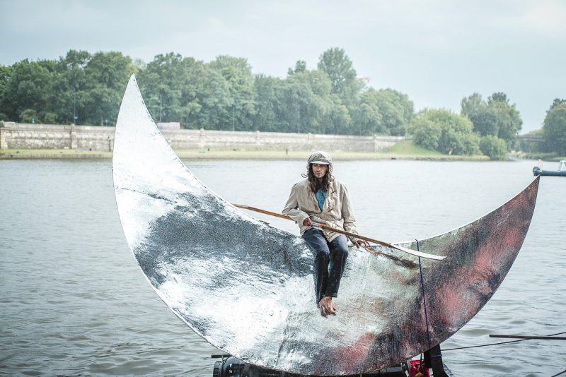 Pływający Księżyc, pływająca rzeźba zaprezentowana podczas 7. Wodnej Masy Krytycznej