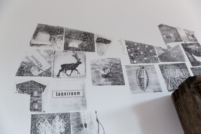 Dom w szczególe, detal muralu i instalacji prezentowanej w Kraków Art House