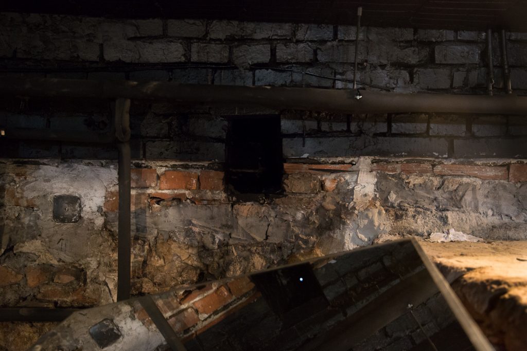 Widok instalacji „To jest rewelacyjna dziura”, podziemna galeria w Galerii Baszta, Kraków, 2019.