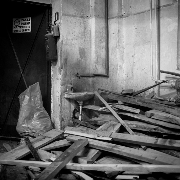 Obróbka litego drewna w małym zakładzie stolarskim