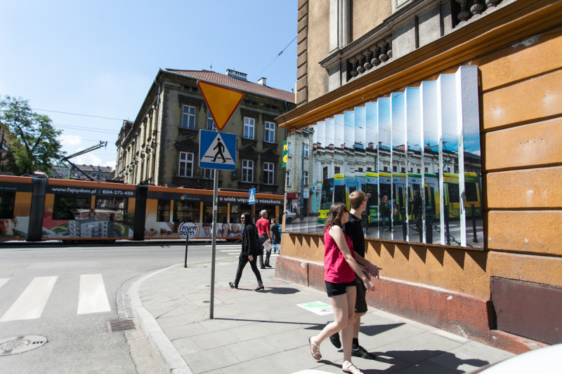 Przestrzenna instalacja fotograficzna „Trzy Perspektywy; Krakowskie Getto” na elewacji kamienicy w Podgórzu