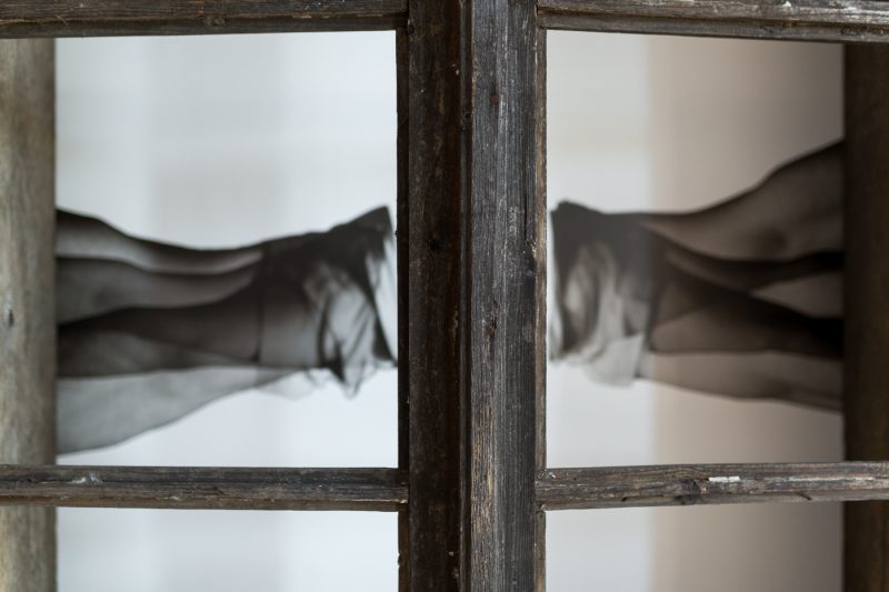 Dom w szczególe, detal instalacji prezentowanej w Kraków Art House