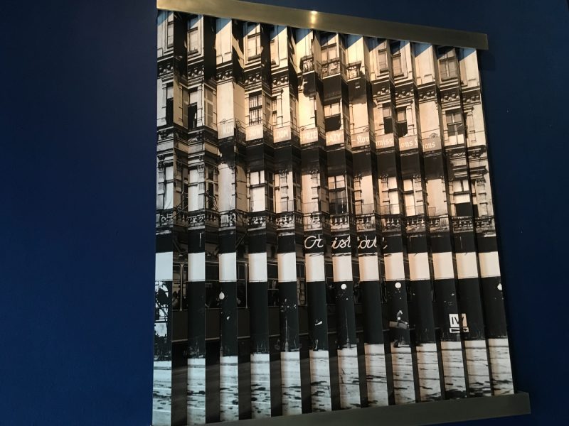 Obudziłem się nagle w Barcelonie, instalacja artystyczna odnosząca się do historycznych lokali przy ulicy Podwale 7 w Krakowie