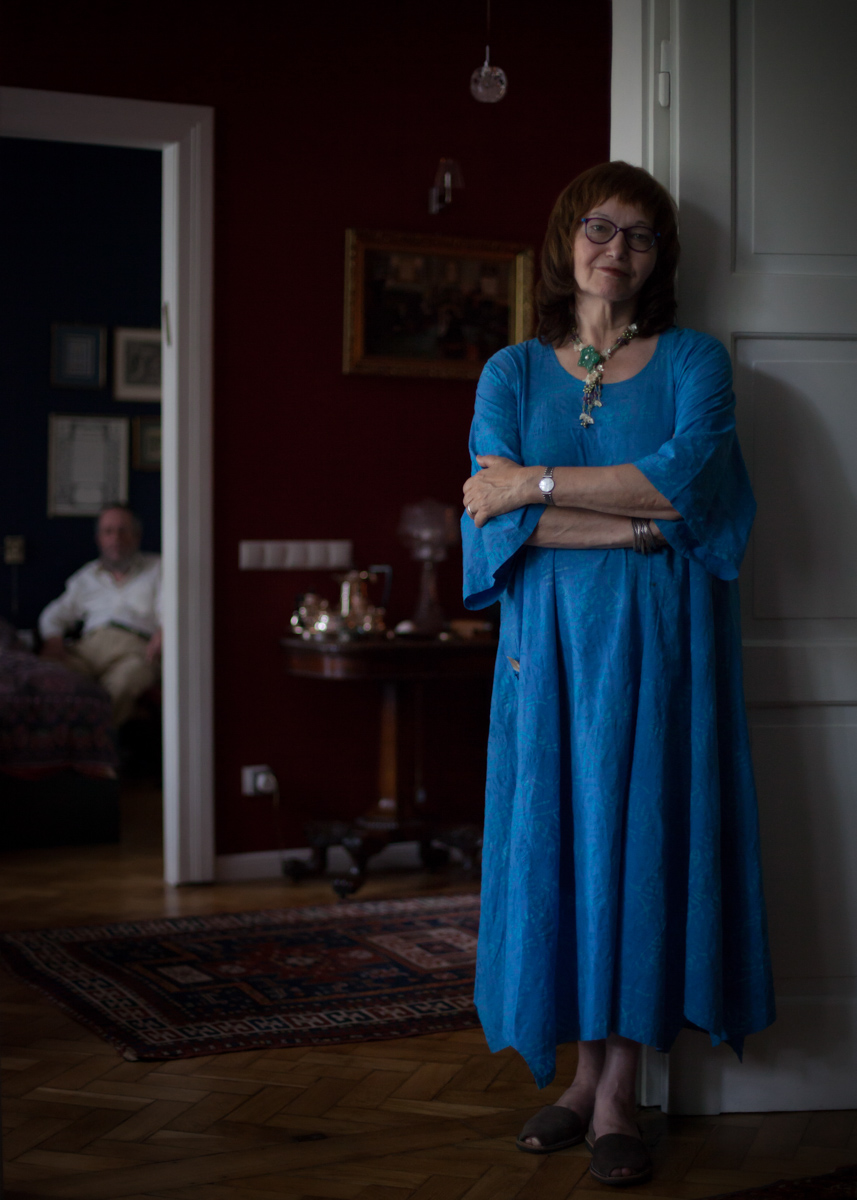 Portret Connie Webber w mieszkaniu w Krakowie, z projektu o współczesnym życiu żydowskim.