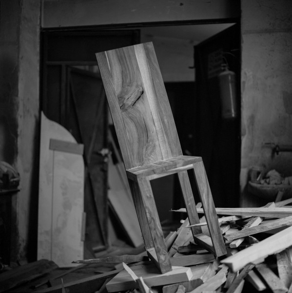 Krzesło z orzecha włoskiego. Gotowe meble z litego drewna w warsztacie.