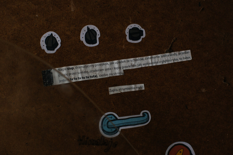 Wnętrze site-specific „Teleporter” z cytatami i improwizowanymi elementami wyposażenia