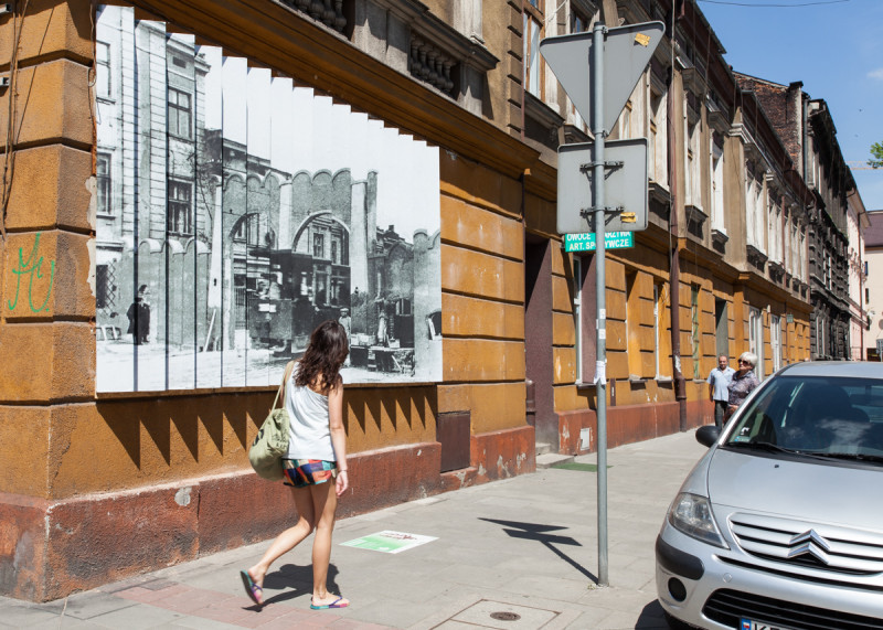 Przestrzenna instalacja fotograficzna „Trzy Perspektywy; Krakowskie Getto” na elewacji kamienicy w Podgórzu. Praca bazująca na archiwalnym zdjęciu bramy Getta Krakowskiego.